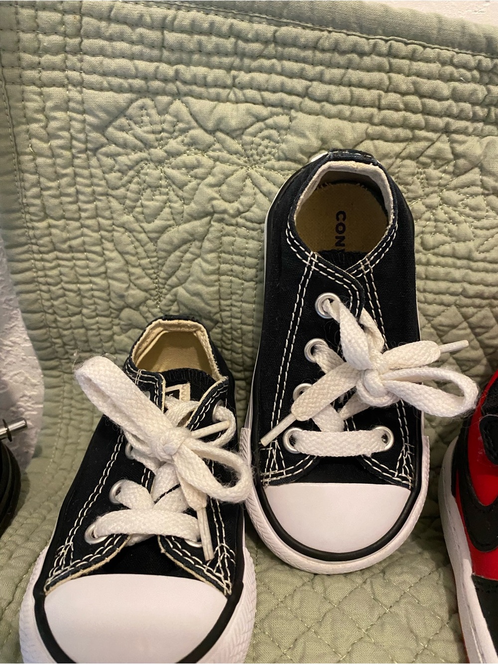 CONVERSE Kids “Low Top Sneakers w/Black Canvas White Lace” Size 5 (1pr) EUC